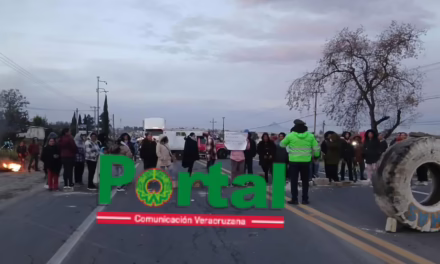 Bloqueo en la carretera federal Perote-Xalapa: Padres de familia exigen maestros