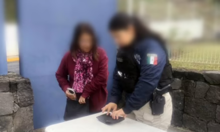 Policía Municipal de Xalapa devuelve cartera extraviada a su dueña