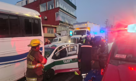 Taxi se impacta con camión de pasajeros en el bulevar Xalapa-Banderilla