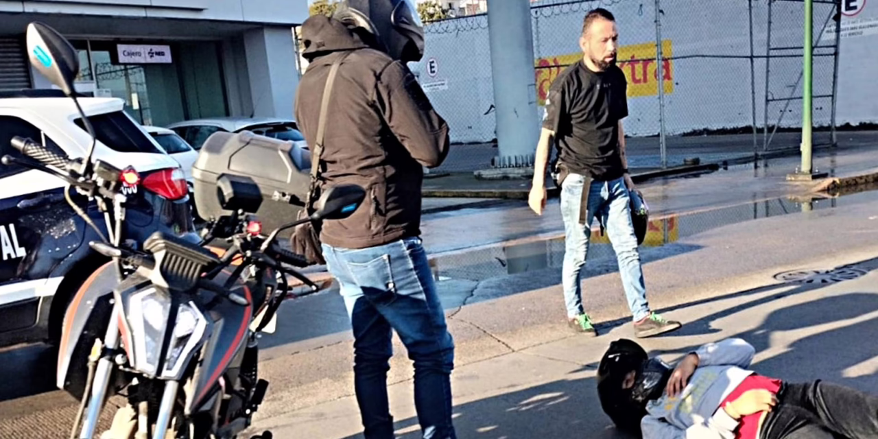 Motociclista lesionado en la avenida Lázaro Cárdenas, a la altura de Elektra
