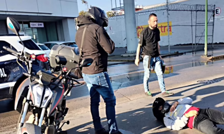 Motociclista lesionado en la avenida Lázaro Cárdenas, a la altura de Elektra