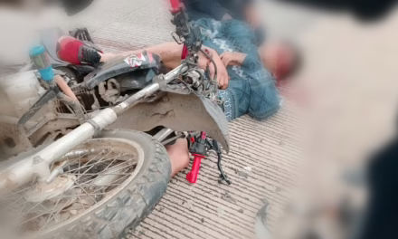 Motociclista se impacta con camion repartidor de gas