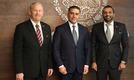 Director del FBI hace visita ‘relámpago’ a México donde se reúne con Harfuch y Godoy