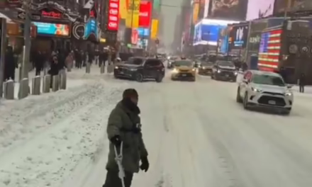 Video: hombre practicando ‘snowboard’ por Times Square tras el paso de la tormenta de nieve ‘Fern’.