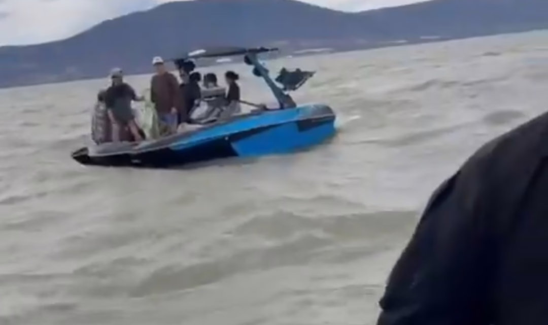 Video:Policía de Jalisco auxilia a jóvenes atrapados cerca de Isla de los Alacranes