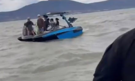 Video:Policía de Jalisco auxilia a jóvenes atrapados cerca de Isla de los Alacranes