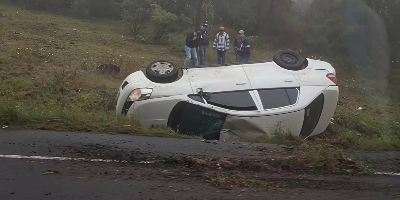 Volcadura de vehículo en la carretera Xalapa – Perote, en las curvas de Toxtlacoaya