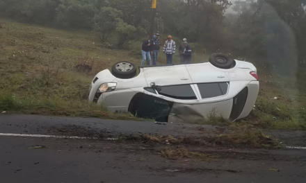Volcadura de vehículo en la carretera Xalapa – Perote, en las curvas de Toxtlacoaya