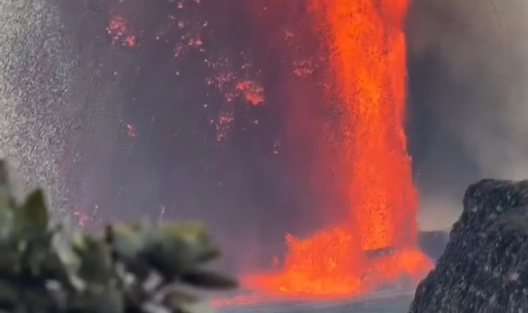 Video: Un volcán en Hawái arroja lava a cientos de metros de altura