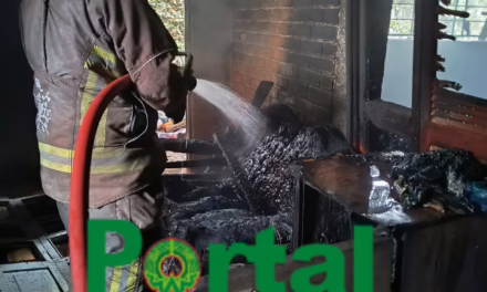 INCENDIO CONSUME VIVIENDA EN LA COLONIA VILLALPANDO; BOMBEROS LOGRAN SOFOCAR LAS LLAMAS