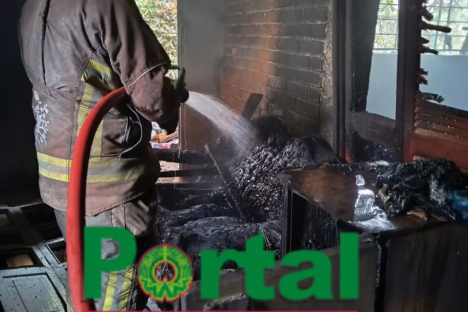 INCENDIO CONSUME VIVIENDA EN LA COLONIA VILLALPANDO; BOMBEROS LOGRAN SOFOCAR LAS LLAMAS