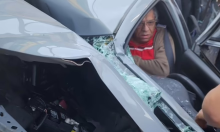 Hombre queda prensado en su auto tras ser arrastrado por un tren en Ferrocarril