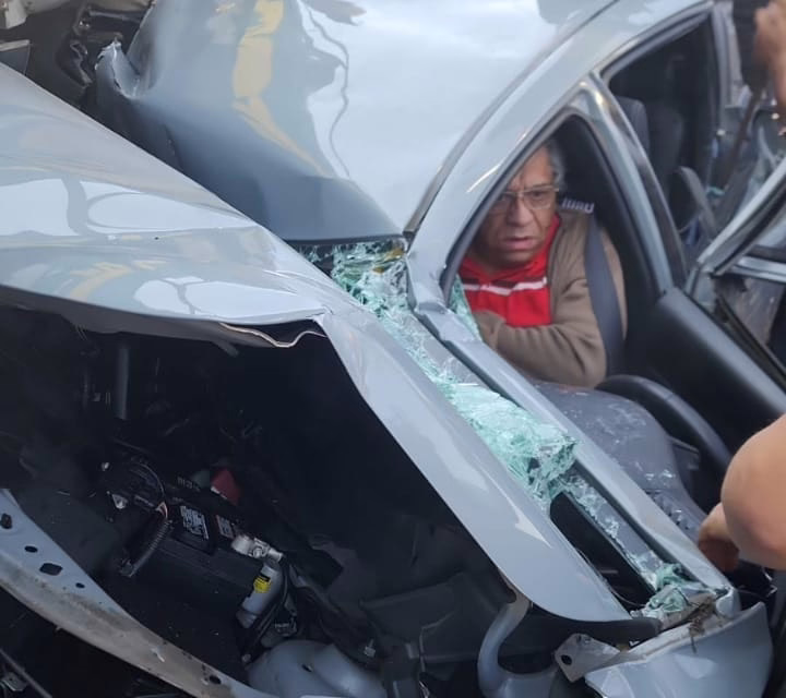 Hombre queda prensado en su auto tras ser arrastrado por un tren en Ferrocarril