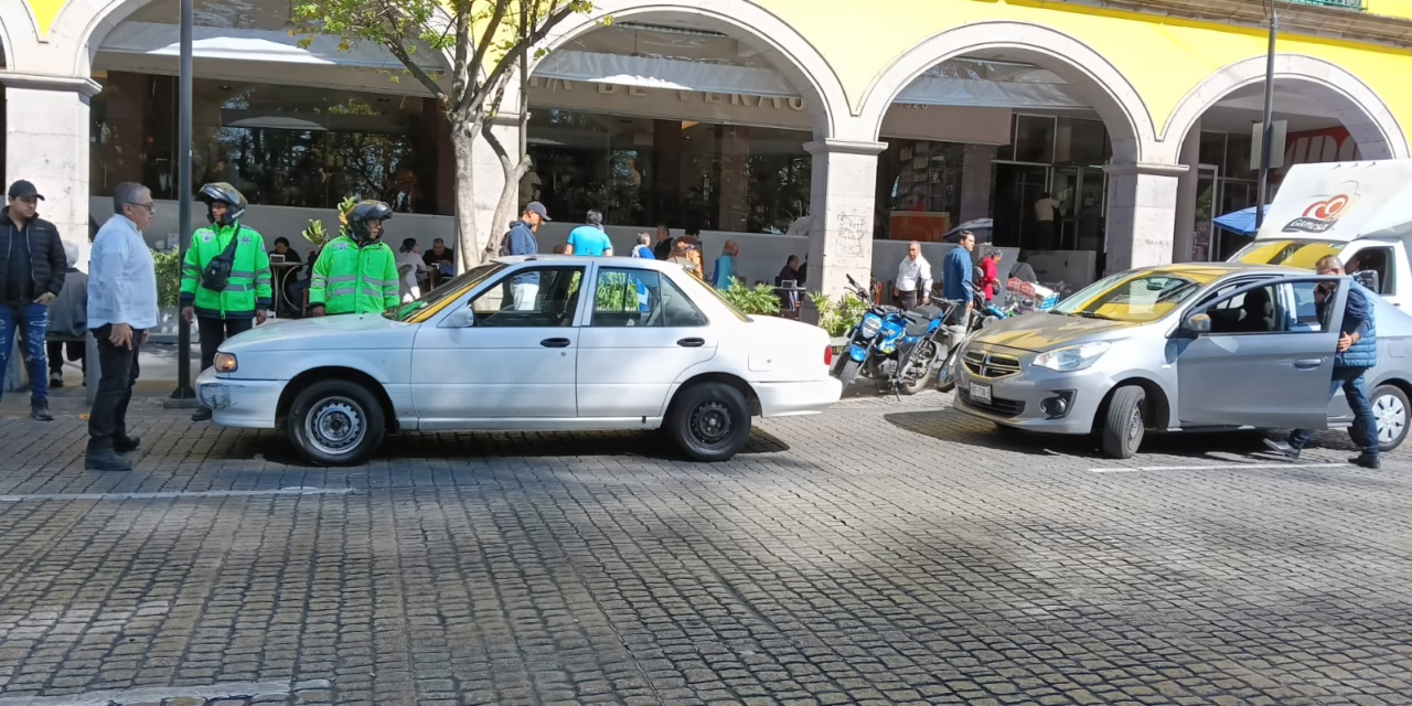 Percance vial frente a Palacio Municipal de Xalapa