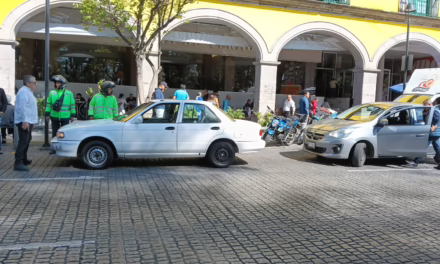 Percance vial frente a Palacio Municipal de Xalapa