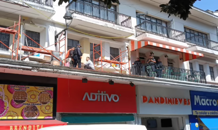 ​Movilización en el centro de Xalapa: Auxilian a trabajador de la construcción en la calle Enríquez