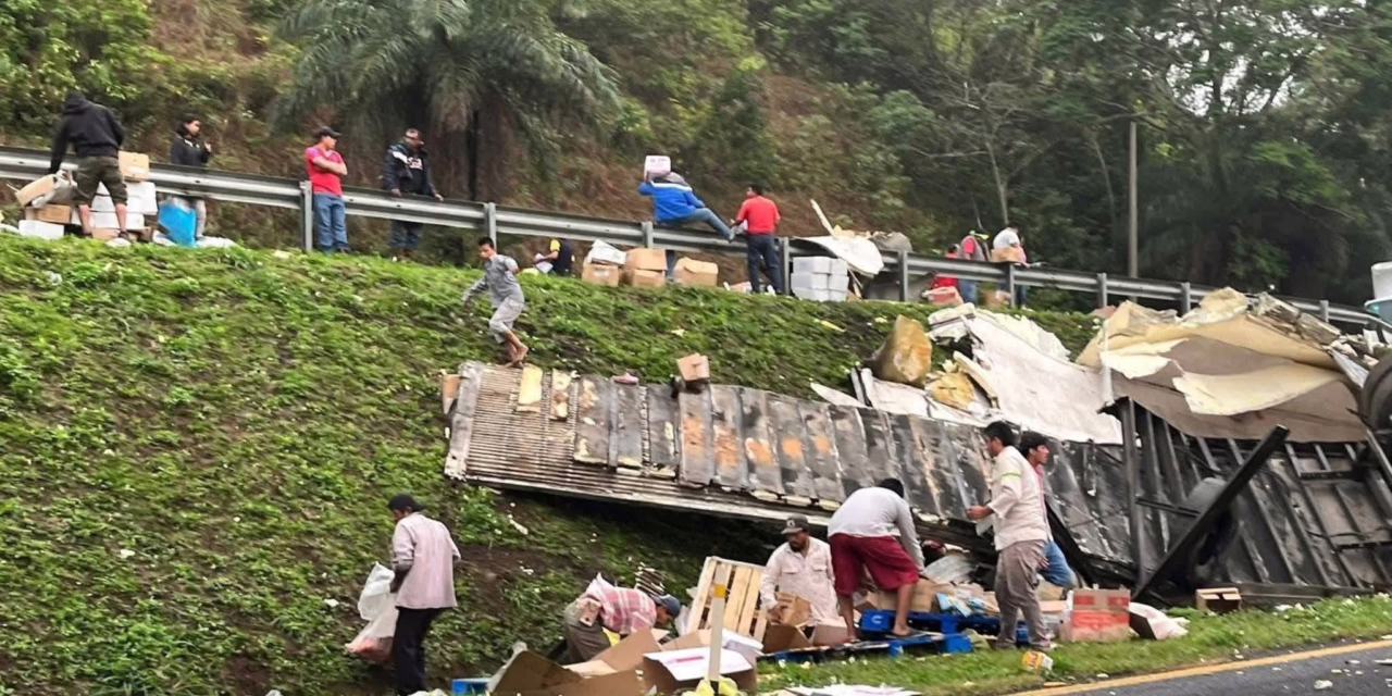 Rapiñan tráiler accidentado en la Coatzacoalcos- Villahermosa