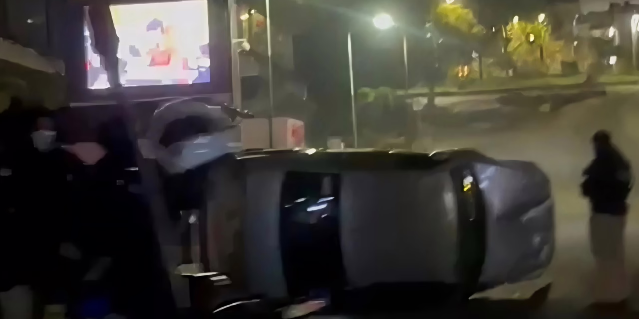 Aparatosa volcadura en el Bulevar Europa moviliza a cuerpos de emergencia