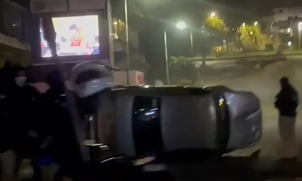 Aparatosa volcadura en el Bulevar Europa moviliza a cuerpos de emergencia