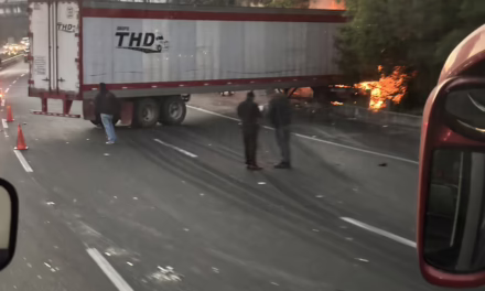TRAILER SE INCENDIA TRAS IMPACTAR CONTRA UN MURO EN LA MÉXICO-TOLUCA.