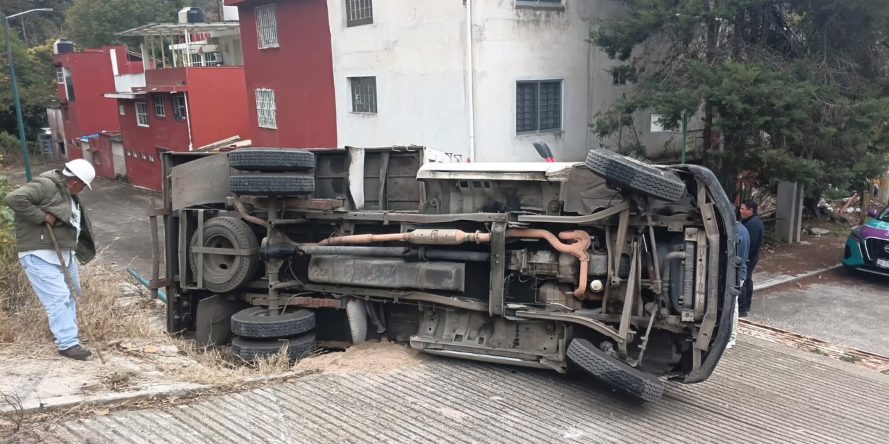 Camioneta de carga vuelca en pendiente de la colonia Lucas Martín
