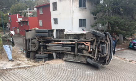 Camioneta de carga vuelca en pendiente de la colonia Lucas Martín