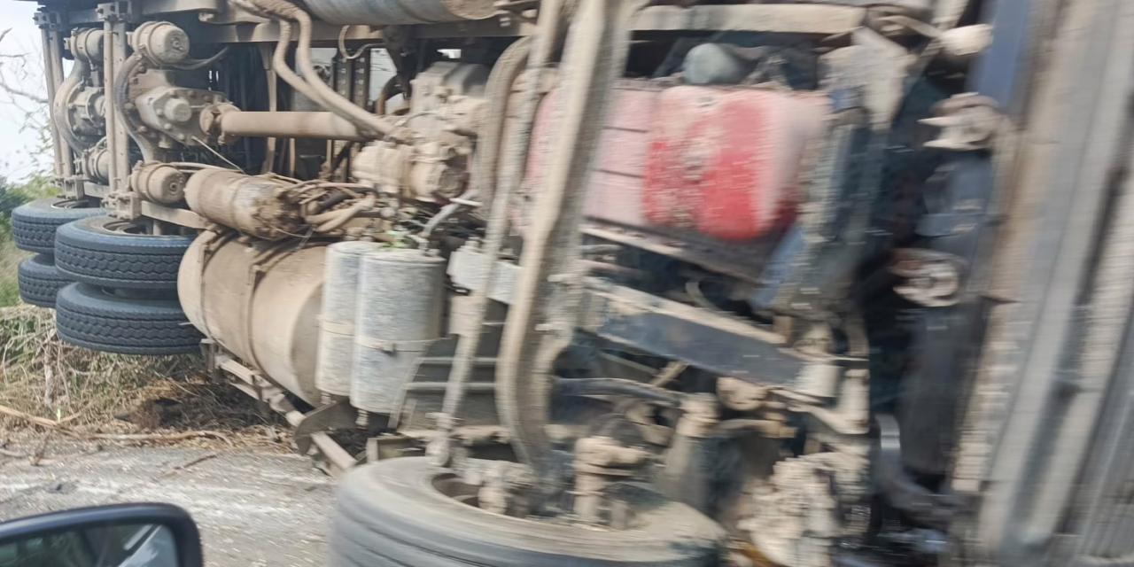 Volcadura de Pipa en el municipio de Actopan 