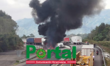 Volcadura en la autopista Perote-Xalapa: tractocamión se incendia tras fuerte accidente en El Fresno