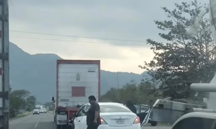 Choque entre tráiler y particular en la carretera Poza Rica – Cardel