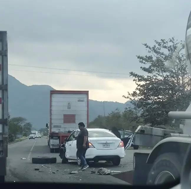 Choque entre tráiler y particular en la carretera Poza Rica – Cardel