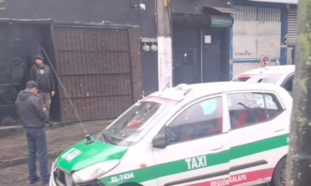 Percance vial sobre la avenida Américas; taxi resulta afectado