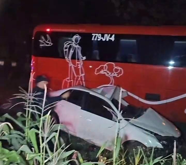 Choque entre autobús y auto particular deja un muerto La Tinaja-Ciudad Alemán