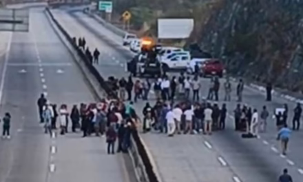 ¡¡Tomen precauciones!! Bloqueo en la autopista del sol; exigen diálogo con la Presidenta
