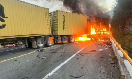 Video:Choque e incendio de tractocamión deja dos personas fallecidas en la Siglo XXI