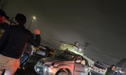 Aparatoso accidente en el puente Macuiltépetl deja daños materiales