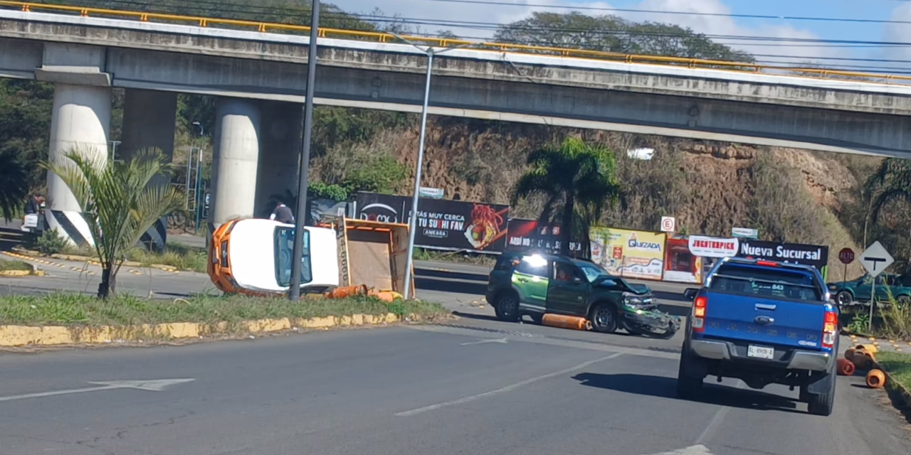 Video : Vuelca camioneta repartidora de gas en la carretera Xalapa-Veracruz
