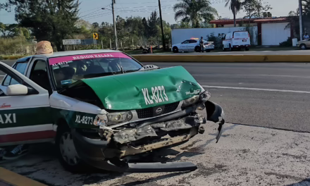 Choque a la altura del Club de Golf entre taxi y patrulla de la Guardia Nacional