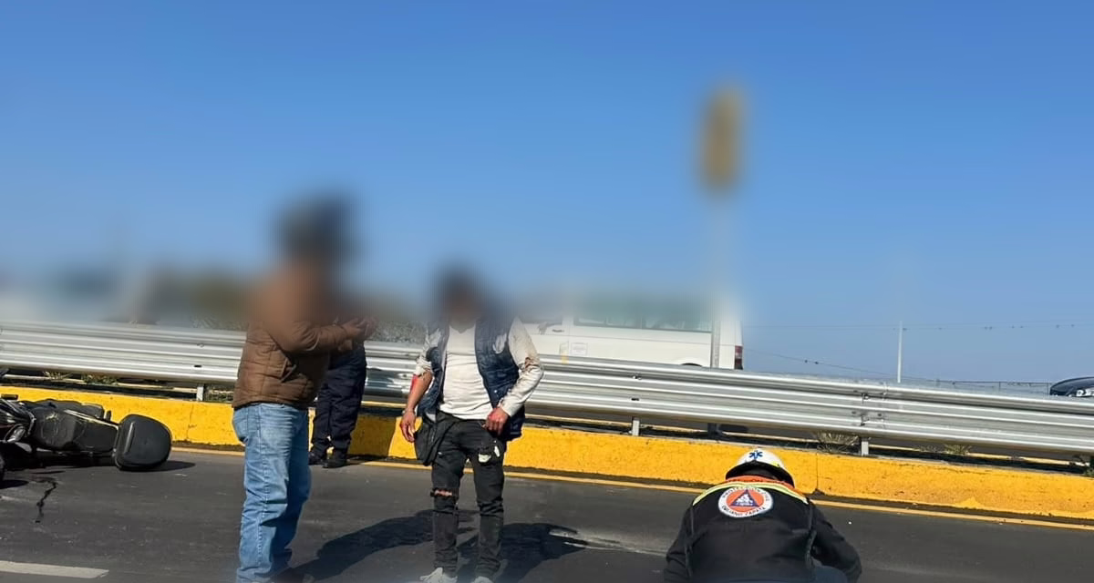 Pareja de motociclistas resulta lesionada tras derrapar en la Xalapa–Veracruz