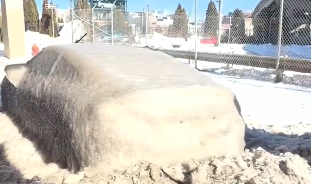 Video:Tuvo que golpear su automóvil con un martillo para liberarlo del hielo