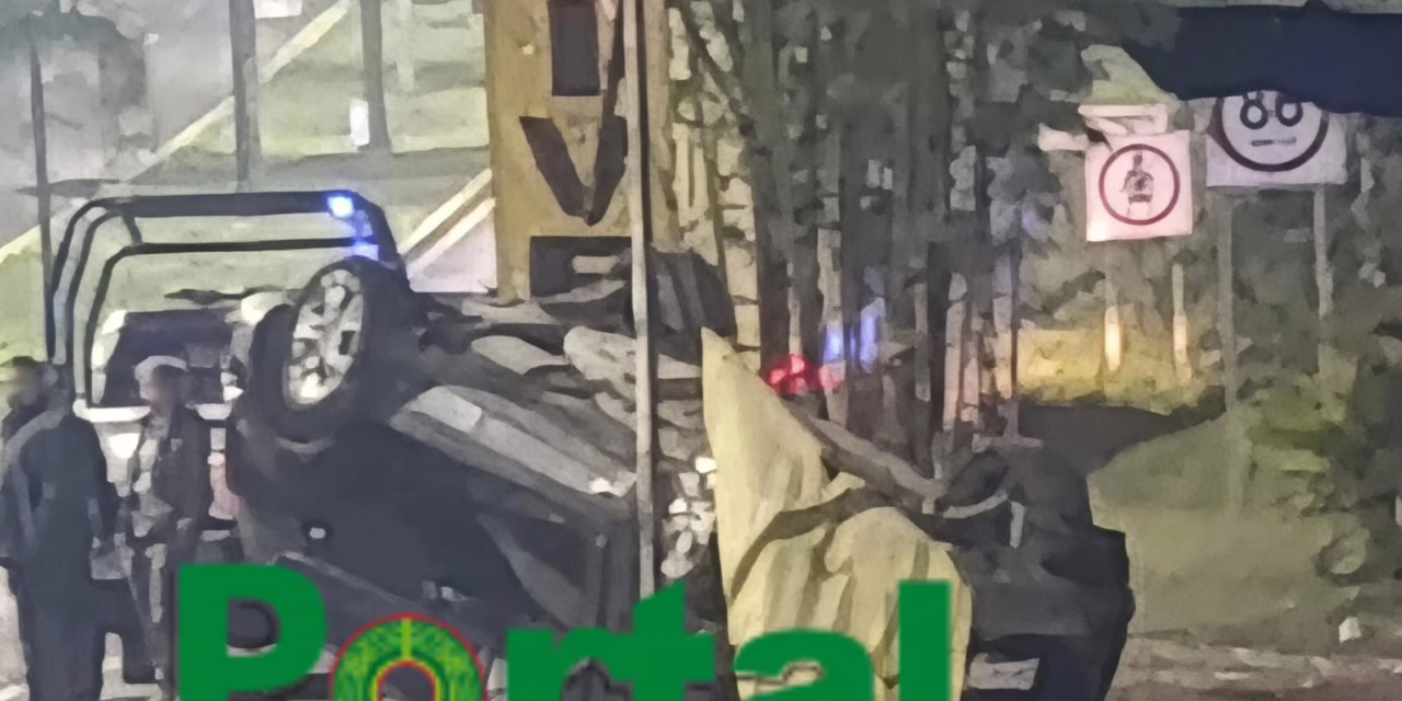 Volcadura frente al Colegio Americano de Xalapa moviliza a cuerpos de emergencia