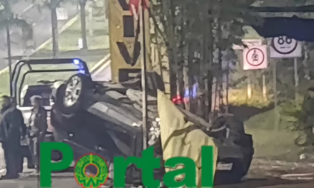 Volcadura frente al Colegio Americano de Xalapa moviliza a cuerpos de emergencia