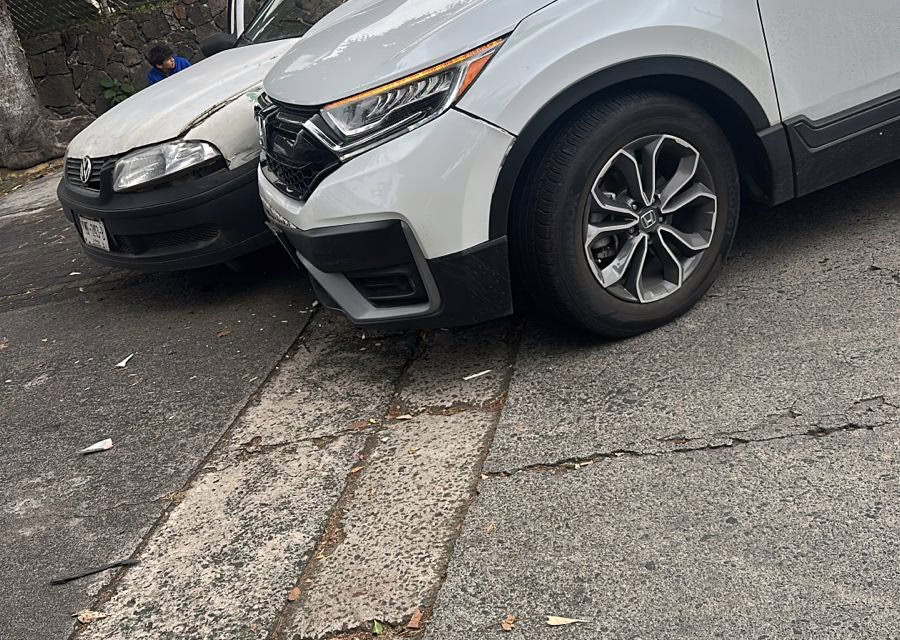 Percance vial sobre la avenida Araucarias, en el fraccionamiento Animas 
