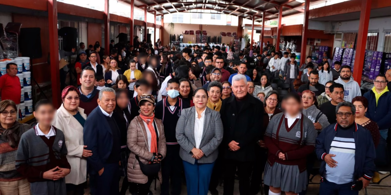 Entrega SEV pantallas, mobiliario y material de mantenimiento a escuelas de Xalapa