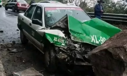 Taxi choca contra roca en la carretera Misantla–Xalapa; cuerpos de auxilio se movilizan