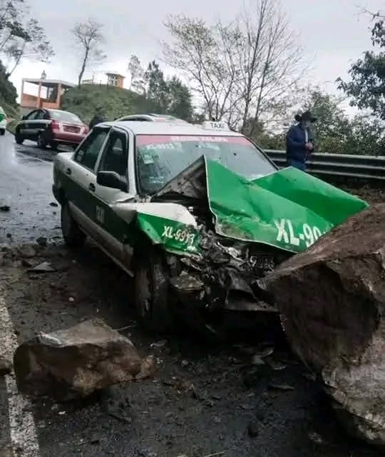 Taxi choca contra roca en la carretera Misantla–Xalapa; cuerpos de auxilio se movilizan