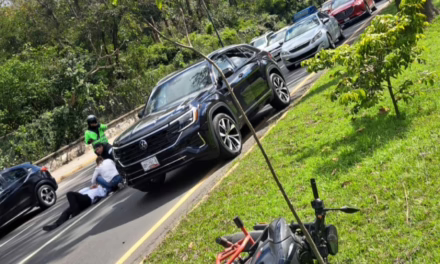 Accidente en la Avenida Lázaro Cárdenas deja un motociclista lesionado