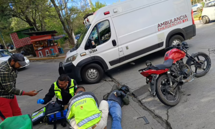 Motociclista lesionado tras accidente frente a la Fiscalía en Arco Sur