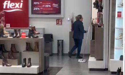 Trabajadora de Flexi Parque Puebla enloquece y encierra a clienta por pagar sus zapatos con tarjeta