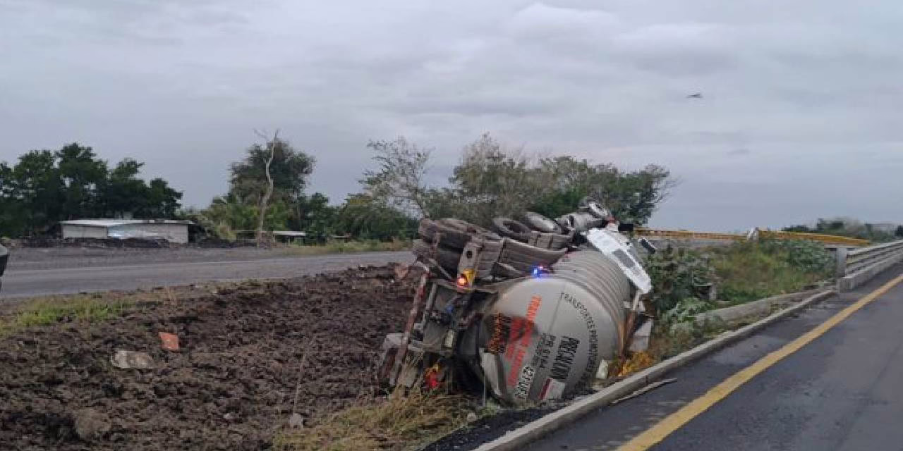 Volcadura de Pipa en la autopista Tinaja–Cosamaloapan,