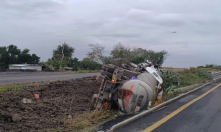 Volcadura de Pipa en la autopista Tinaja–Cosamaloapan,